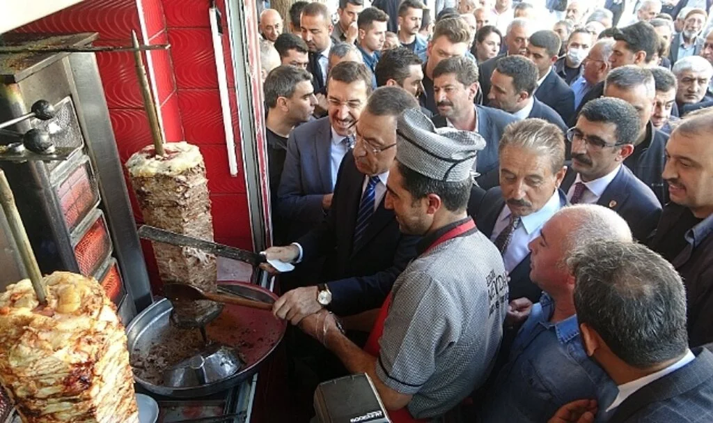  Cumhurbaşkanı Yardımcısı Fuat Oktay, döner kesti