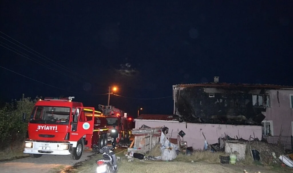 Garajdaki LPG’li otomobil ve ev alev topuna döndü