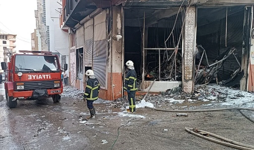 Gaziantep'te ecza deposunda korkutan yangın