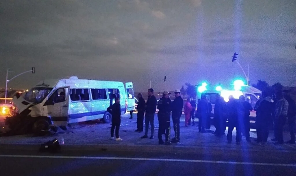 Gaziantep’te işçi servisi ile otomobil çarpıştı: 1 ölü, 15 yaralı