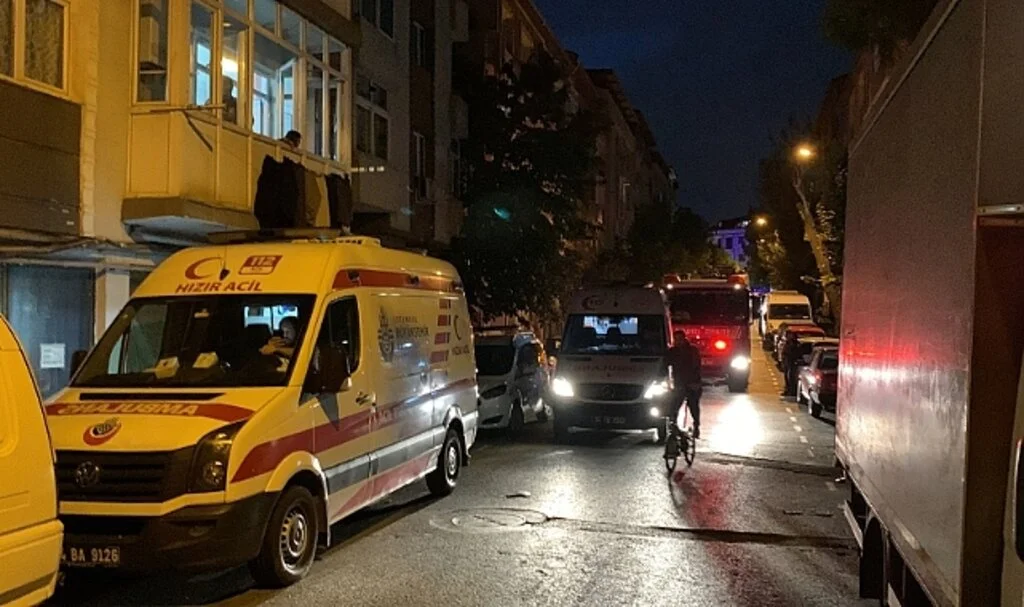 Gaziosmanpaşa’da 4 katlı binada korkutan yangın: 4 kişi dumandan etkilendi