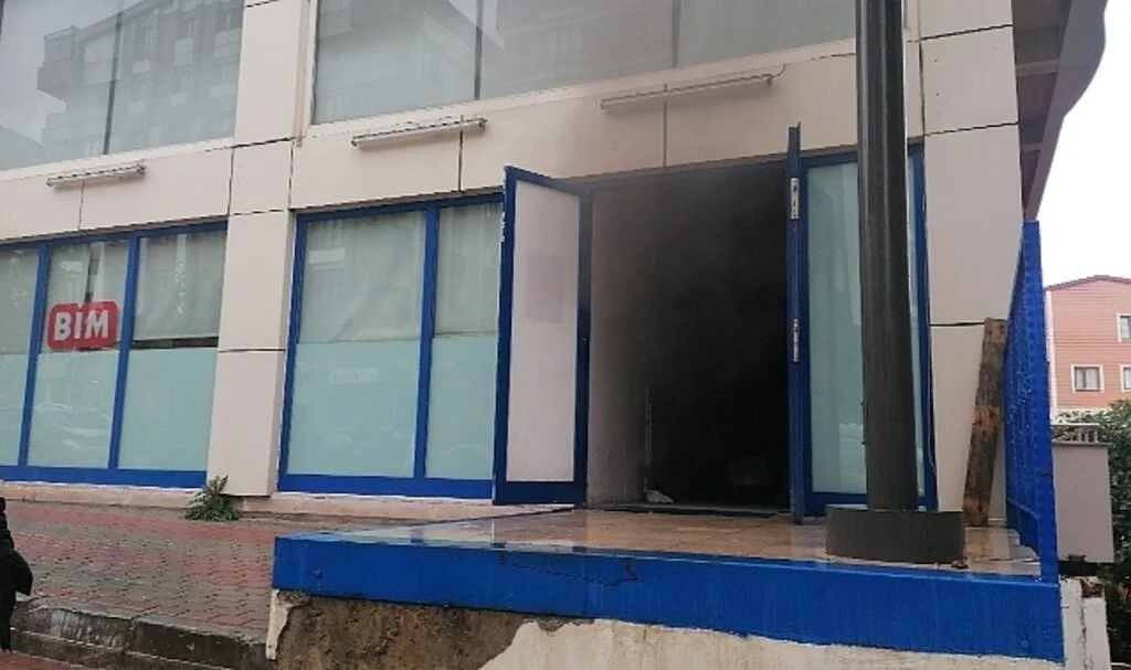 Gebze'de zincir marketin deposunda çıkan yangın korkuttu
