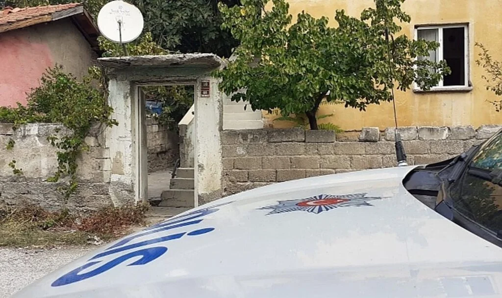 Genç adam evinde ölü bulundu