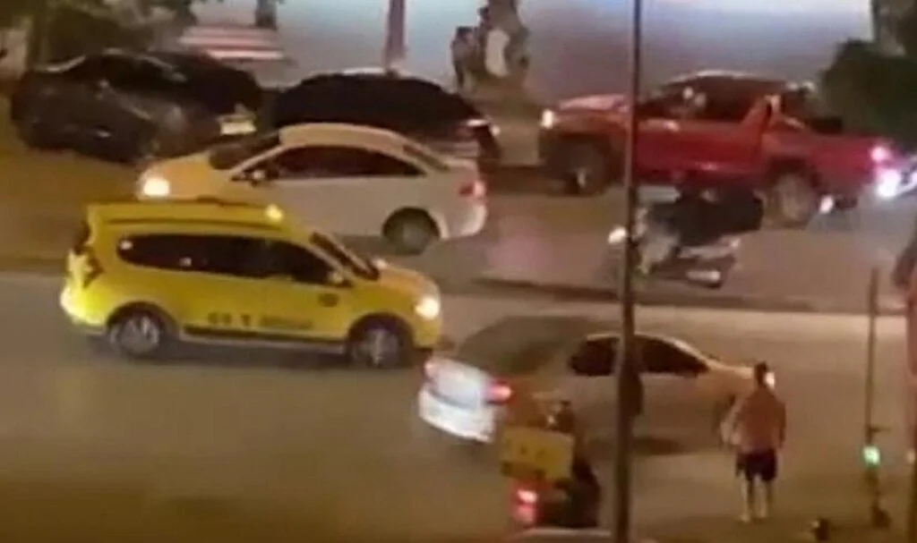Gençlerin yumruklu kavgası anbean görüntülendi