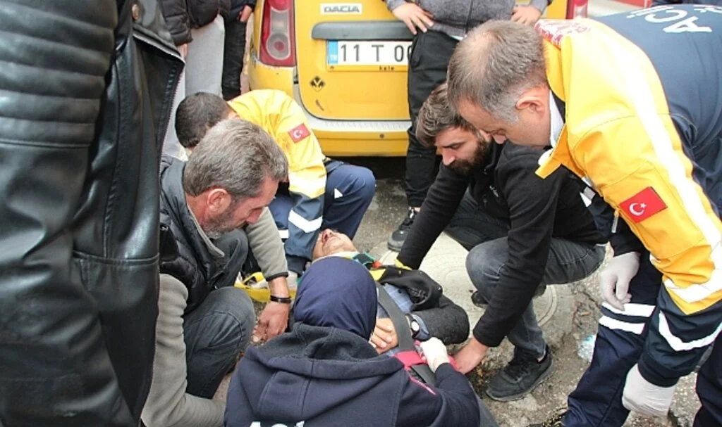 Geri geri manevra yaparken yayaya çarptı