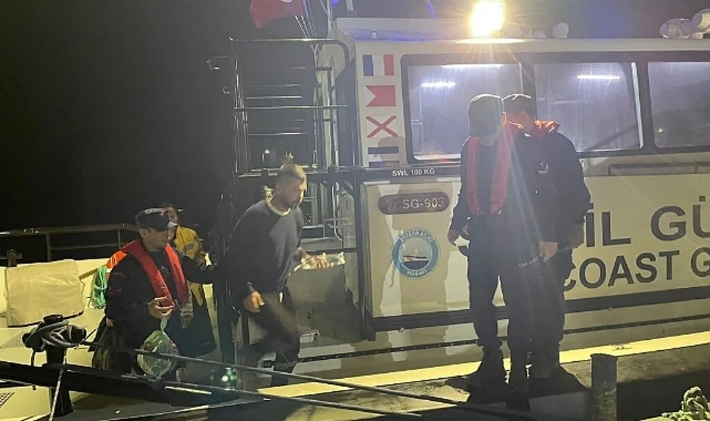 Gökçeada'da rahatsızlanan vatandaşın imdadına sahil güvenlik ekipleri yetişti