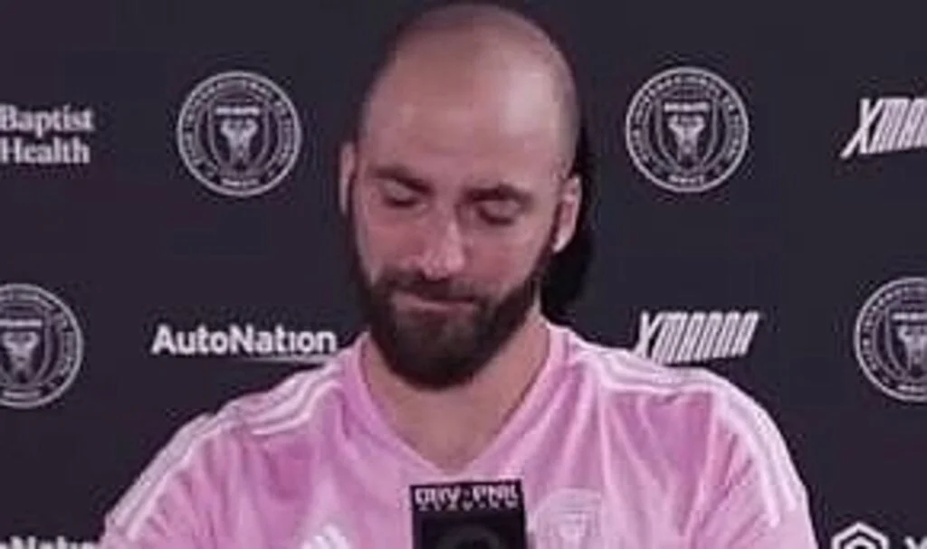 Gonzalo Higuain, futbolu bırakma kararını gözyaşlarıyla açıkladı