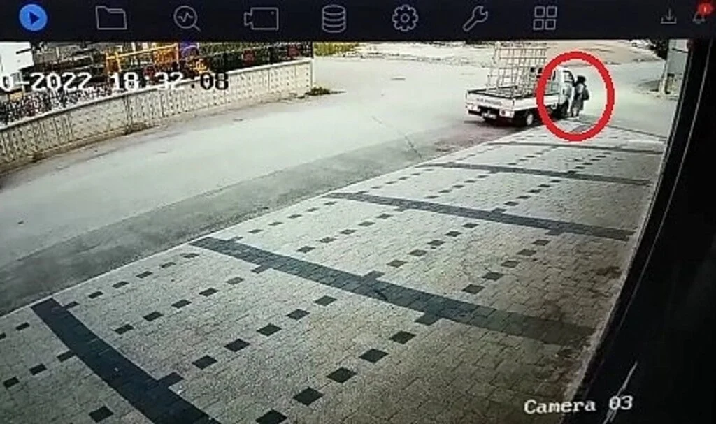 Görünmez kaza...Yeleği kamyonetin kasasına takılan kadın ağır yaralandı.