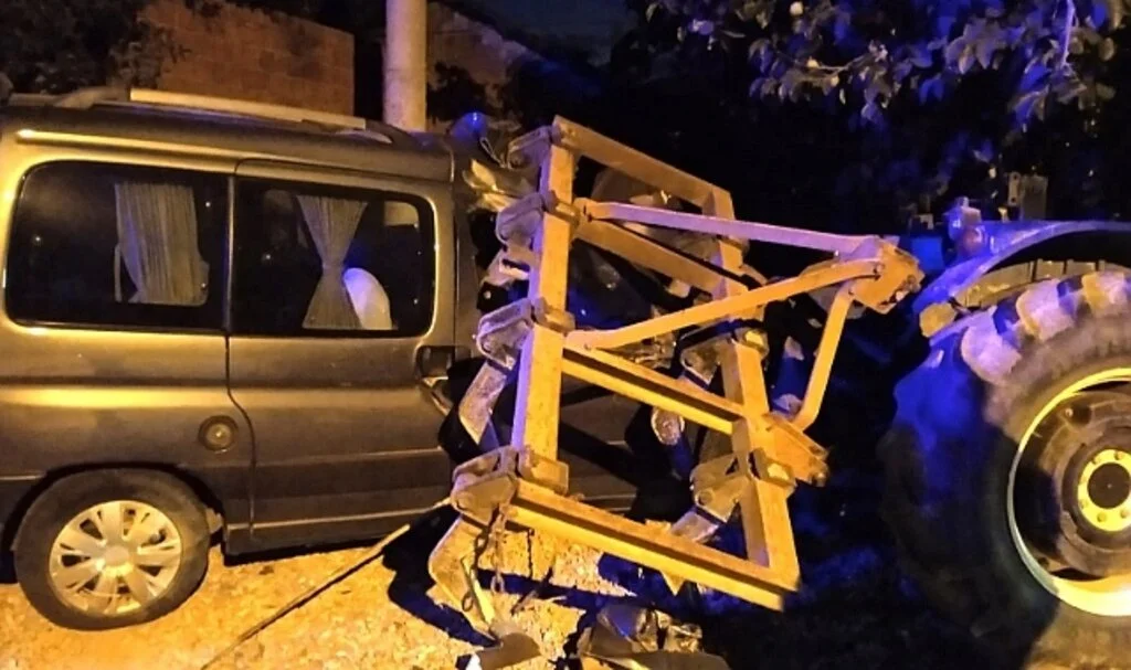 Hafif ticari araç traktöre arkadan çarptı: 3 yaralı