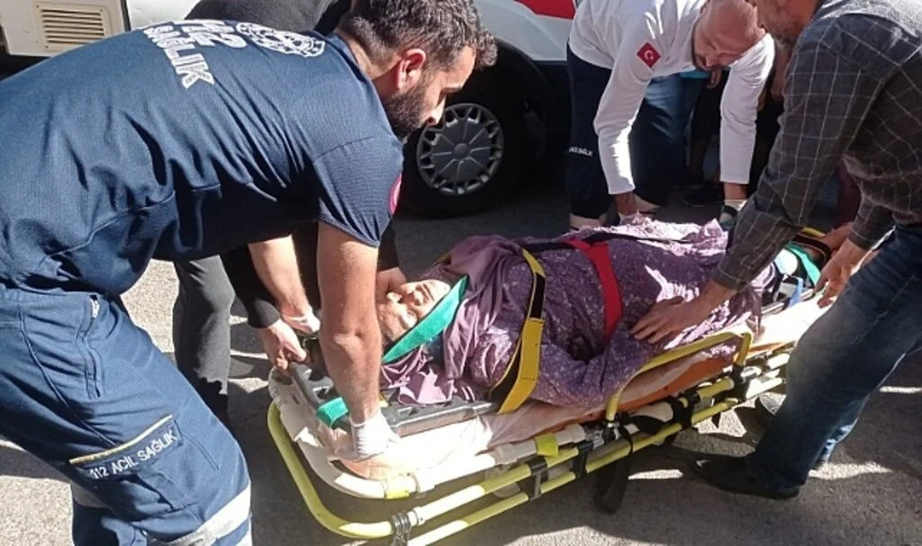 Hafif ticari araç yayalara çarptı: 1 yaralı