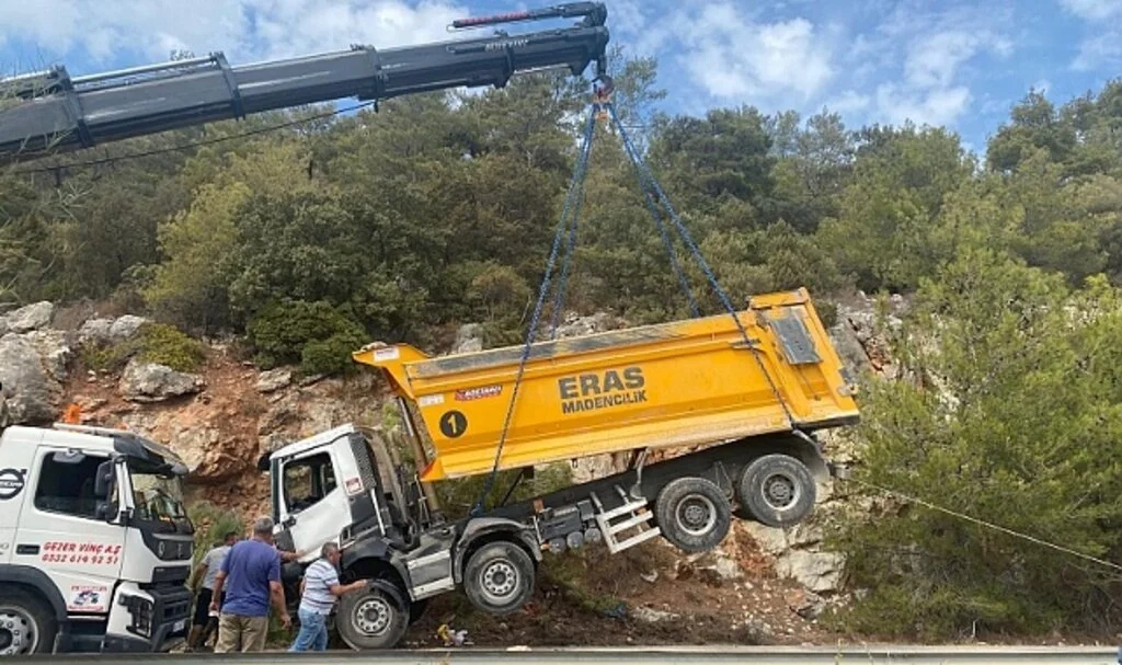 Hafriyat kamyonu devrildi, kilometrelerce araç kuyruğu oluştu