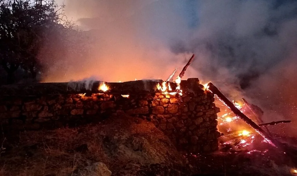 Hakkari’de 15 ton saman ve 250 bağ ot yandı