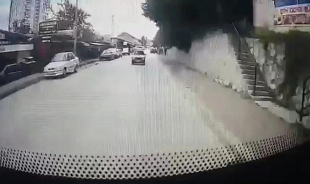 Halk otobüsü ile otomobilin karıştığı kazanın kamera görüntüsü ortaya çıktı