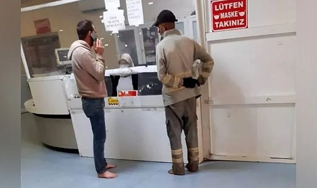 Hastane kirlenmesin diye ayakkabılarını çıkardılar