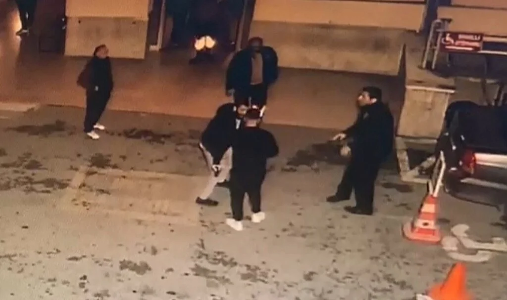Hastane önünde güvenlik görevlisine silah çekti, o anlar güvenlik kamerasına yansıdı