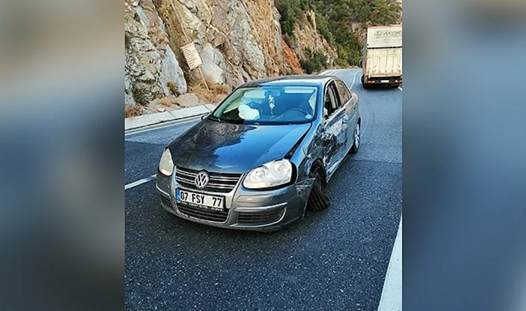  Hatalı sollama yapan otomobil kamyonla çarpıştı: 2 yaralı