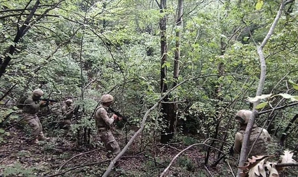 Hatay'da PKK'lı teröristlerin kullandığı iki depoda yaşam malzemeleri bulundu