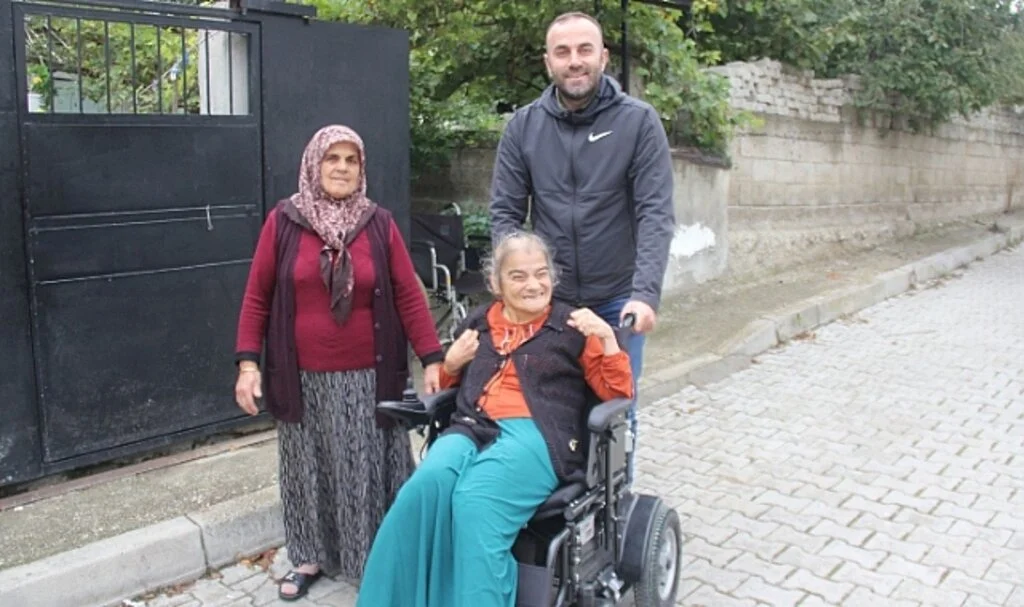 Havza'da engelli bir kişiye akülü tekerlekli sandalye verildi