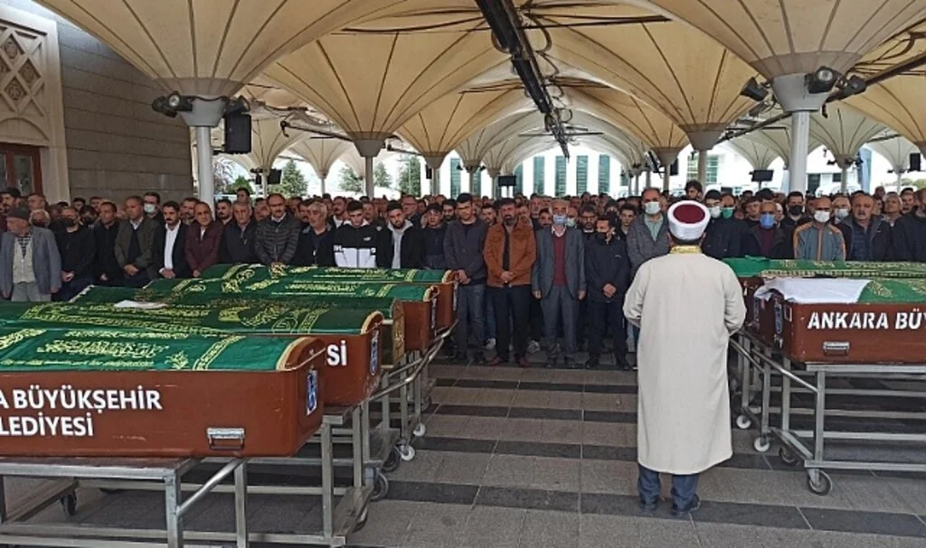 HDP'li milletvekillerinin karıştığı kazada hayatını kaybeden taksi şoförü defnedildi