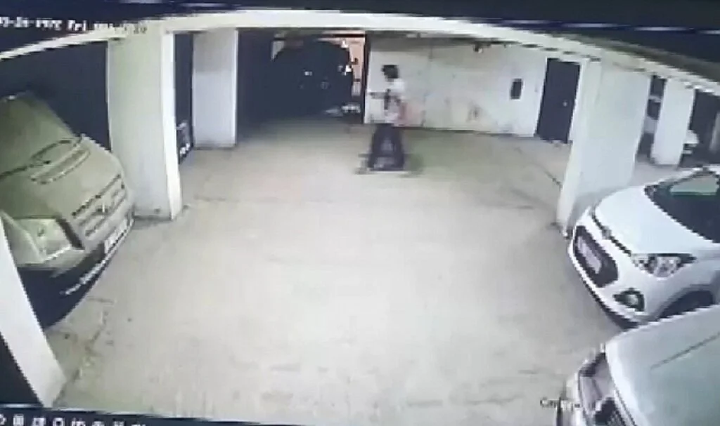 Hırsız, motosiklet sahibi tarafından yakalanınca bıçak çekti o anlar kameraya yansıdı