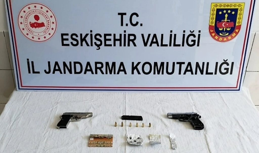 Hırsızlıktan aranan 2 şüphelinin aracında silah ve uyuşturucu madde ele geçirildi