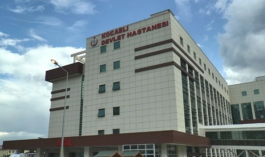 Husumetlisinin sokak ortasında kolunu bacağını kırdı, o anlar kamerada