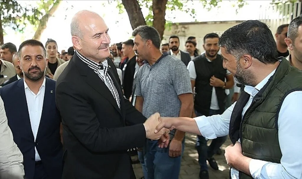 İçişleri Bakanı Soylu, Diyarbakır Silvan ve Hazro'da vatandaşlarla bir araya geldi