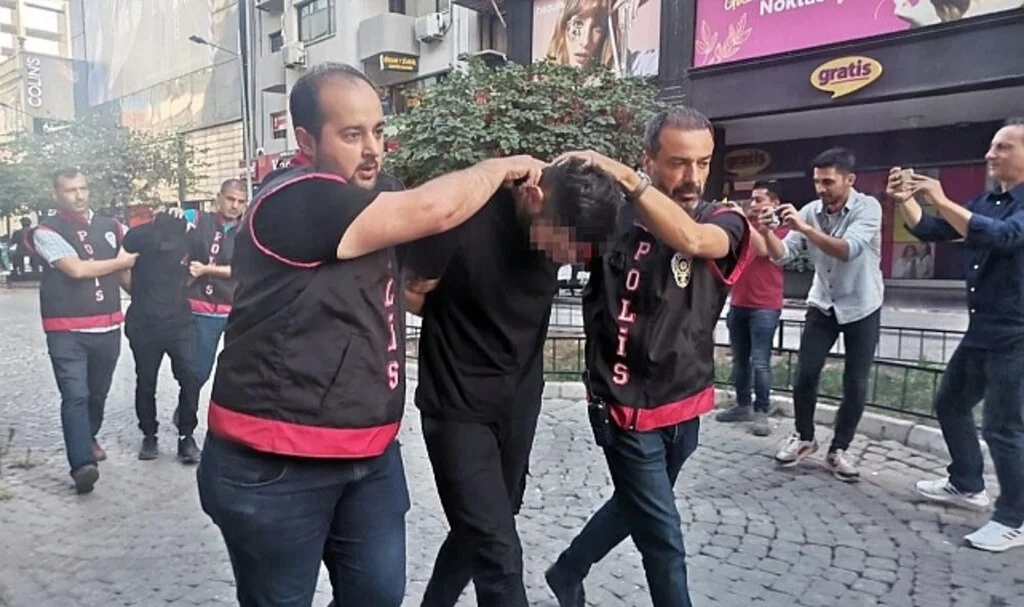 İçki masasında Kur'an-ı Kerim'e saldıran zanlılar tutuklandı