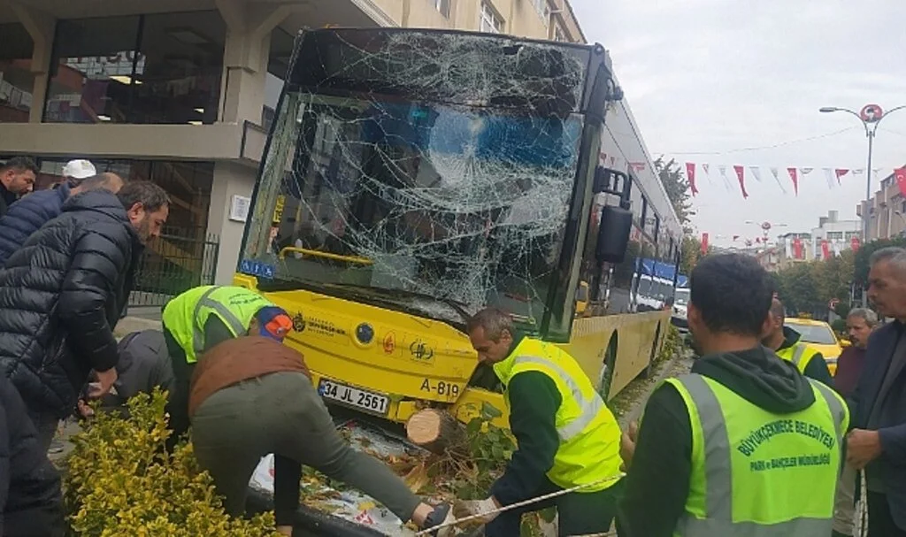 İETT sürücüsü direksiyonda fenalaştı: Önce motosiklete ardından kaldırıma çarptı