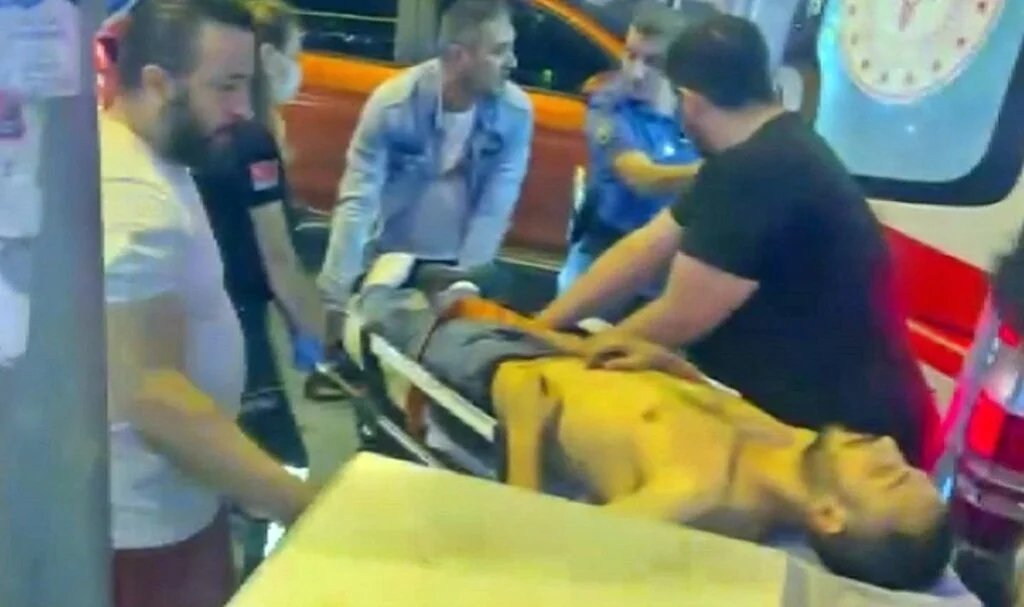 İki kişinin kavgasına dahil oldu, 1 kişi kasığından bıçakladı