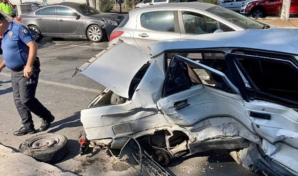 İki otomobil çarpıştı, birinin tekeri fırladı: 2 yaralı