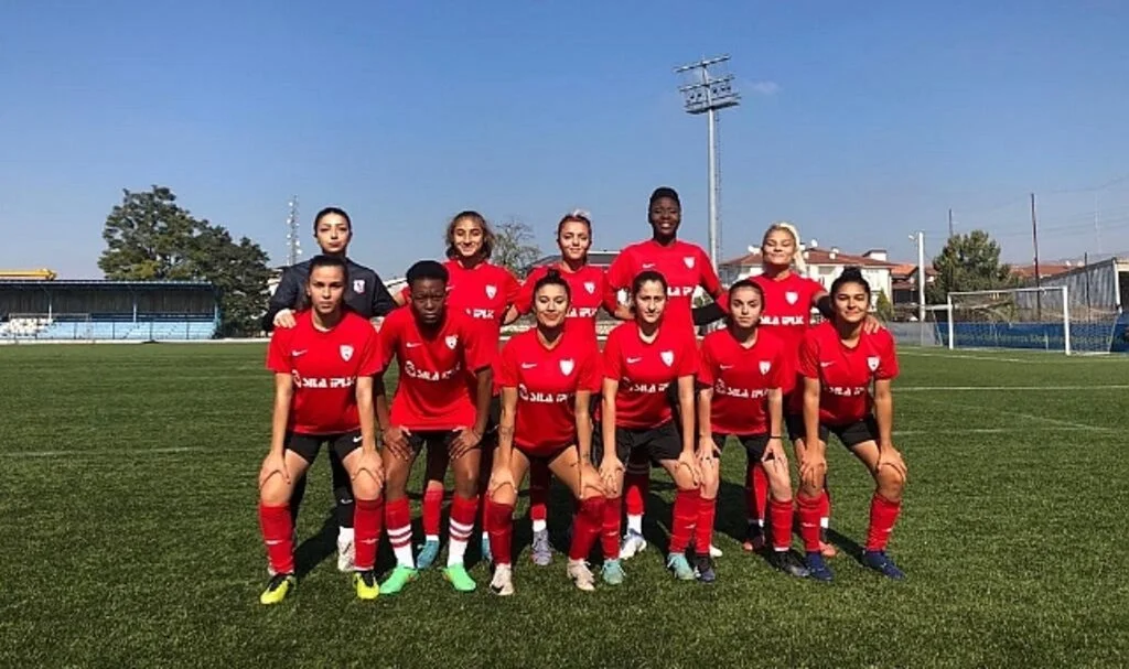 İlkadım Belediyesi Yabancılar Pazarıspor Kulübü kızları güle oynaya 