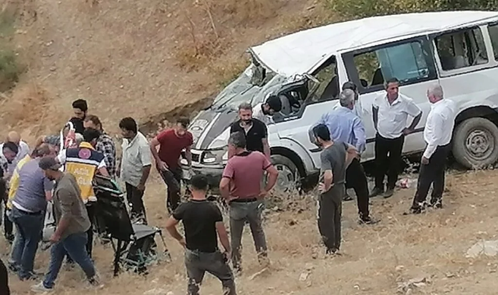 İnşaat işçilerini taşıyan midibüs uçuruma yuvarlandı: 6 yaralı