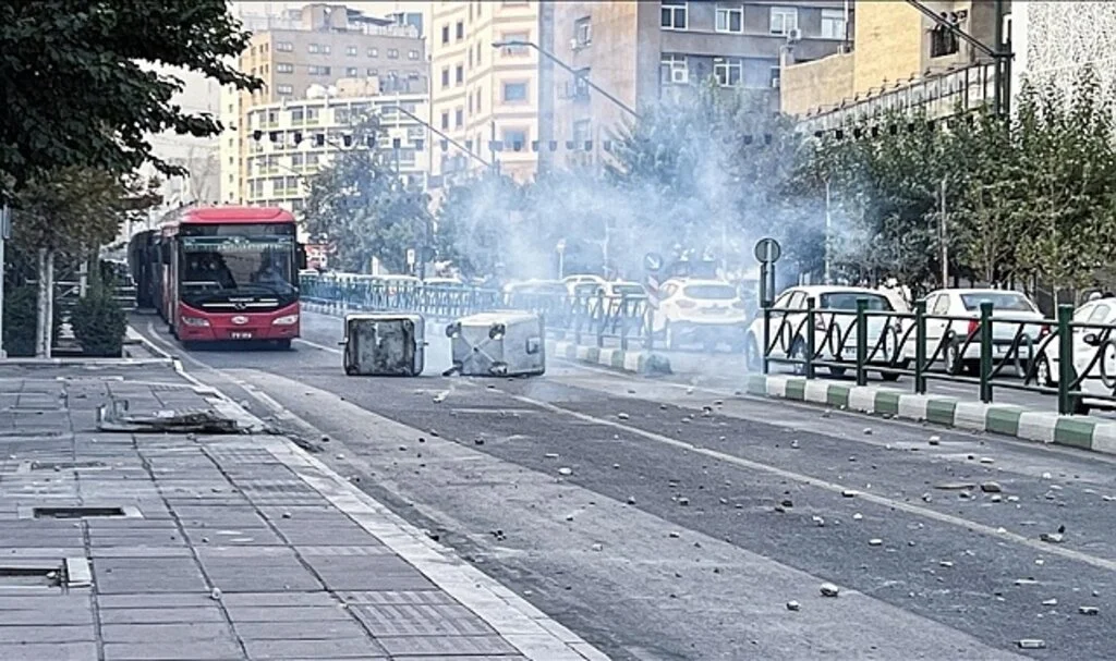 İran'da binlerce kişinin katıldığı Emini'yi anma töreni sonrası polisle bazı göstericiler çatıştı