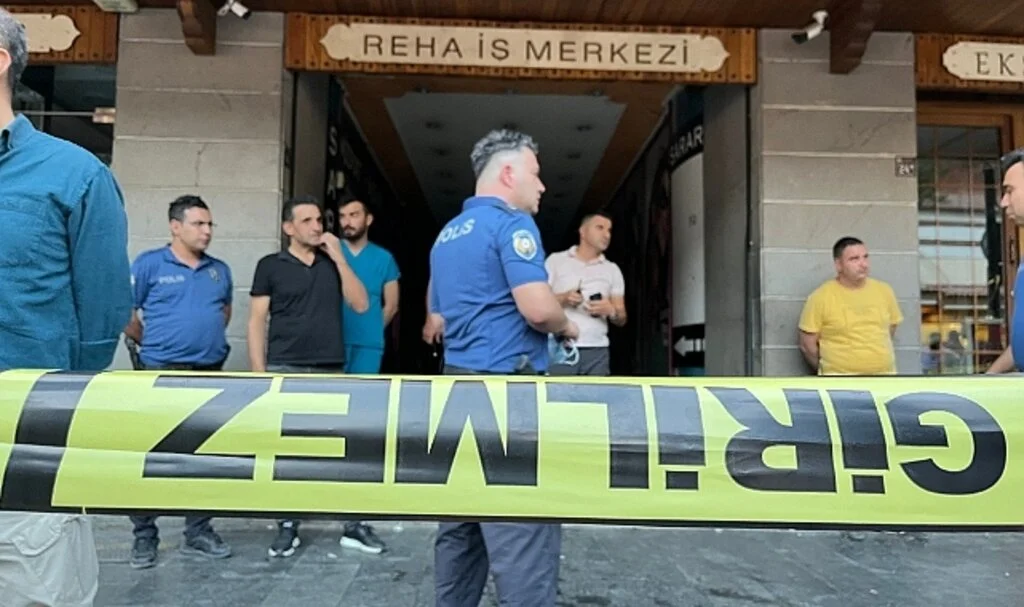İş merkezinde telefon bataryalarının patlamasıyla çıkan yangın korkuttu