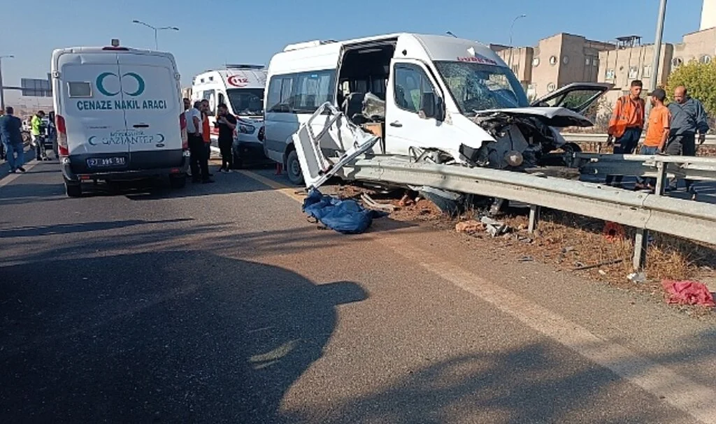 İşçi servisi bariyerlere saplandı: 1 ölü, 5 yaralı