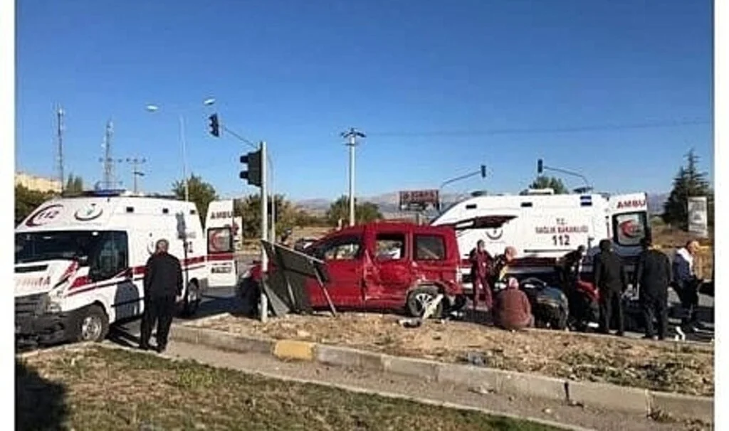 Isparta’da ambulans ile hafif ticari araç çarpıştı: 1 ölü, 6 yaralı