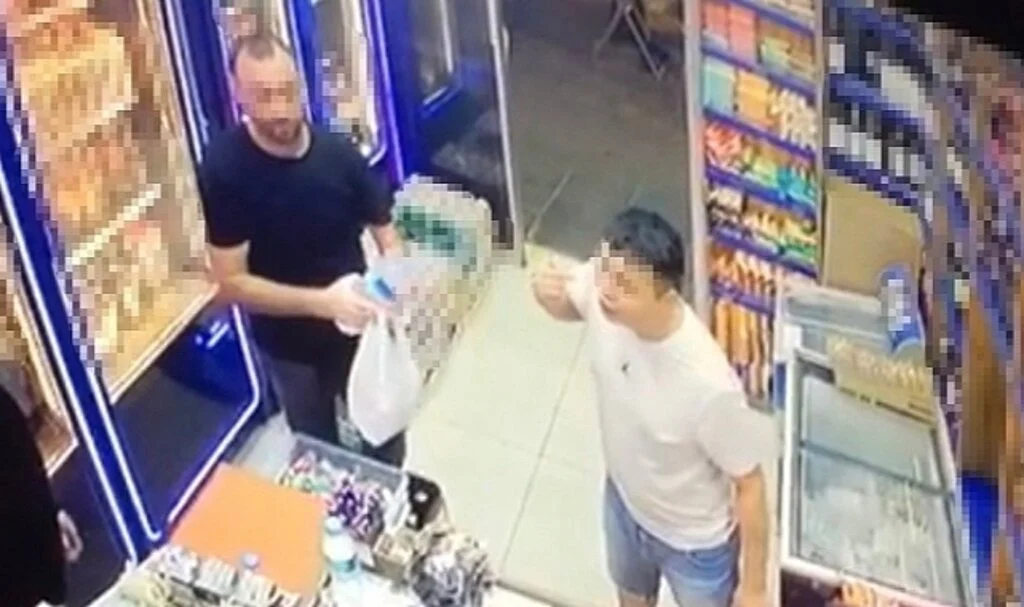 İstanbul’da alkollü şahsa küfür dayağı kamerada