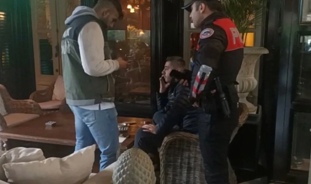 İstanbul’da AVM’lerde eş zamanlı 'yabancı şahıs' denetimi: Üstünden silah çıktı