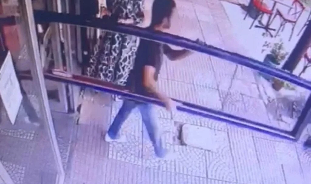 İstanbul’da ilginç hırsızlık kamerada: Halterci gibi yüklendiği tabelayı çaldı