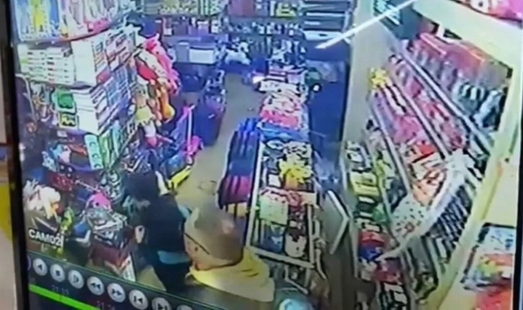 İstanbul’da kırtasiyeci dehşeti kamerada: Gürültü yapan çocukları dövdü