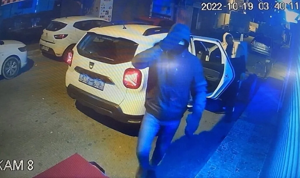 İstanbul’da komedi filmlerini aratmayan anlar kamerada: Hırsızlar kaçarken suç ortağını unuttu