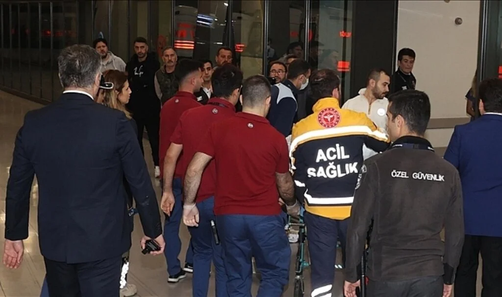 İstanbul'da tedavileri süren maden ocağı patlamasında yaralananların yakınları hastanede bekliyor