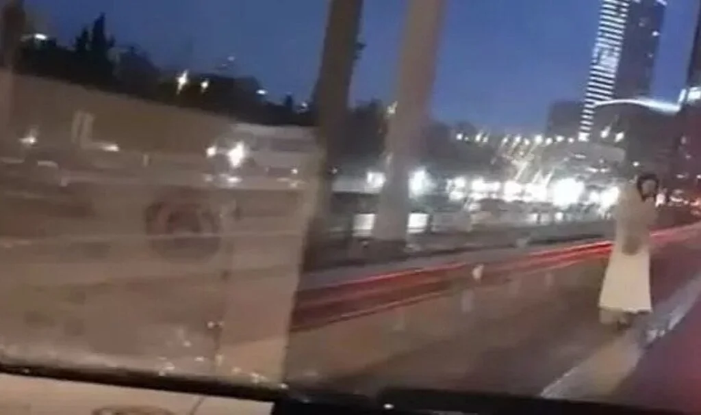 İstanbul'daki pardösülü gizemli kadın! Yıllardır aynı nokta görüldüğü iddia ediliyordu, ilk kez kameraya yansıdı