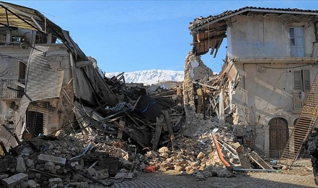 İtalya'daki L'Aquila depreminde evlerini terk etmeyip ölen bazı kişiler kusurlu bulundu
