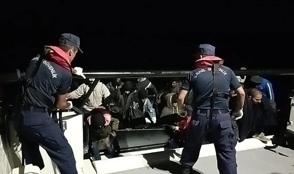 İzmir açıklarında 42 göçmen yakalandı, 14 düzensiz göçmen kurtarıldı