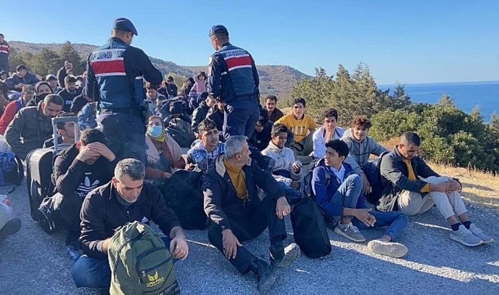 İzmir'de 107 düzensiz göçmen ve 11 organizatör yakalandı