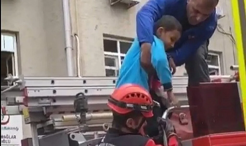 İzmir'de aile sağlığı merkezinde korkutan yangın: 3'ü çocuk 13 kişi kurtarıldı