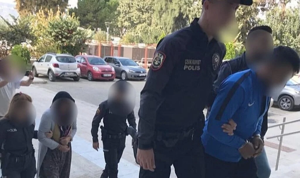 İzmir'de anne oğul torbacı, narkotik polisine yakalandı
