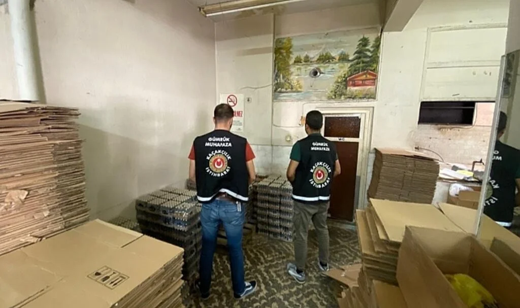 İzmir’de binlerce şişe sahte alkol ele geçirildi